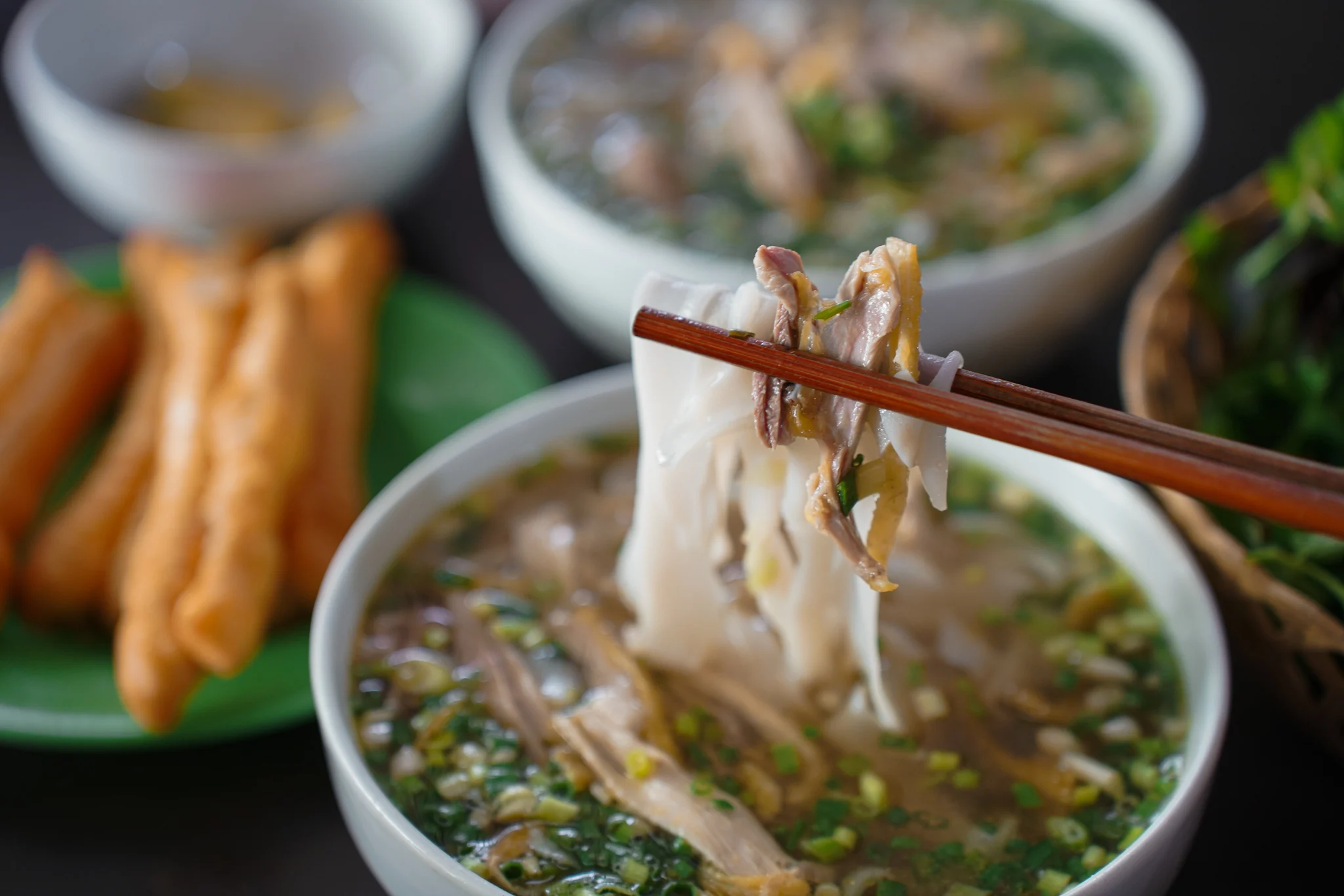 Phở 'bay' 100.000 đồng/bát gây tranh cãi, vẫn đông nghịt khách