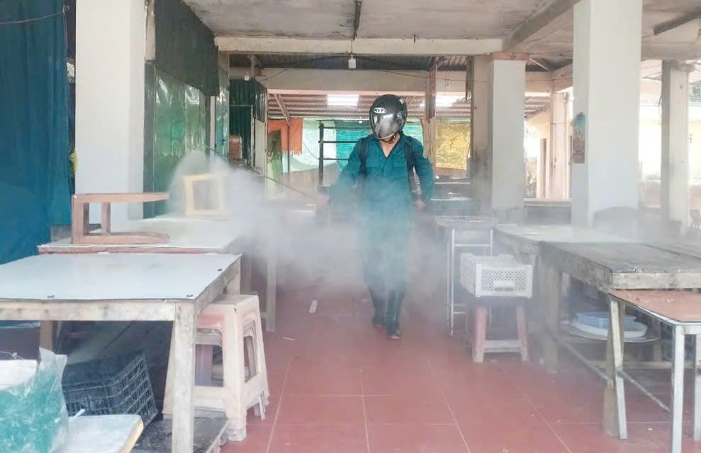 Gli abitanti del luogo stanno spruzzando regolarmente disinfettante nei porcili per garantire il ripopolamento sicuro dei suini. Foto: T. Phùng.