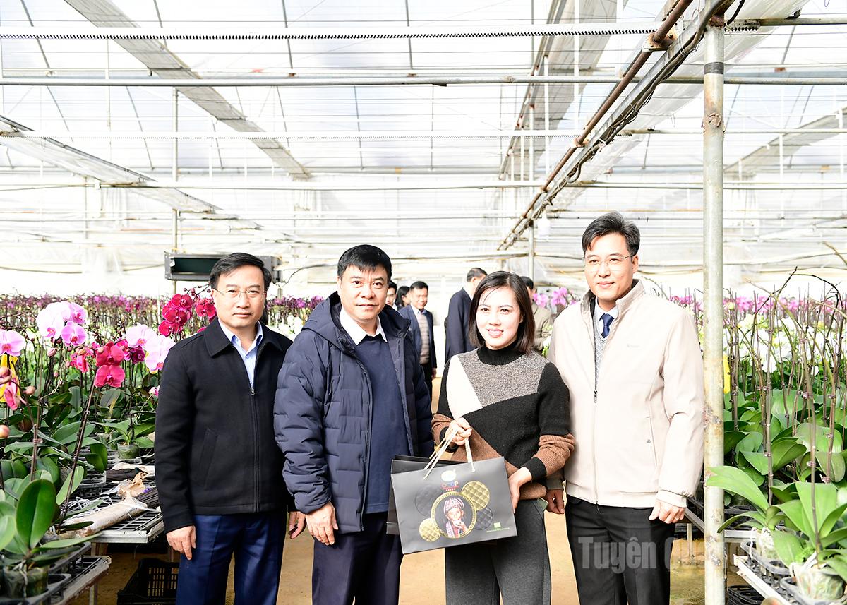 ສະຫາຍ ຮວ່າງເຈົາລອງ, ກໍາມະການຄະນະປະຈໍາພັກແຂວງ, ຮອງປະທານຄະນະກໍາມະການປະຊາຊົນແຂວງ ພ້ອມດ້ວຍຄະນະ ໄດ້ໄປຢ້ຽມຢາມ ແລະ ມອບຂອງຂວັນໃຫ້ບໍລິສັດຫຸ້ນສ່ວນດອກໄມ້ເຂດຮ້ອນ, ຫວອດ ມົກເຈົາ.