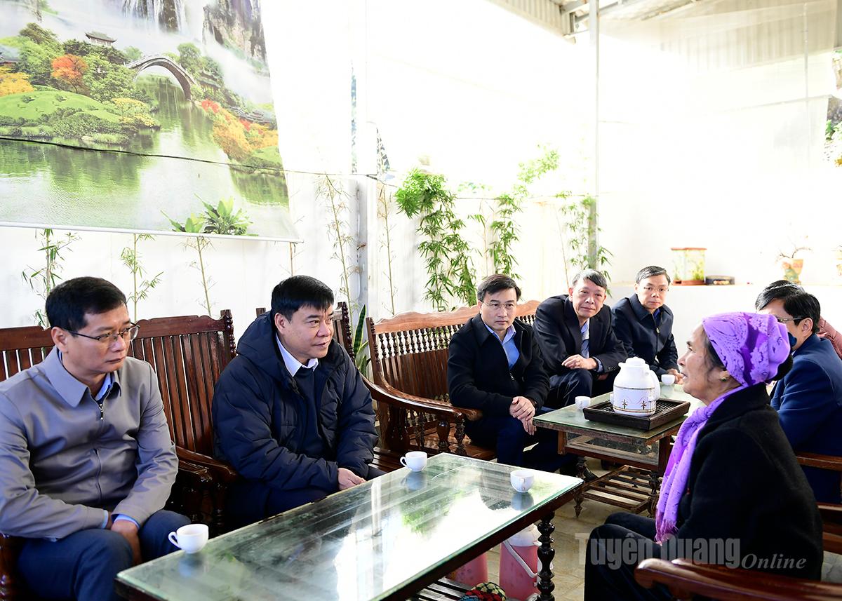 ສະຫາຍ ຮວ່າງເຈົາລອງ, ກໍາມະການຄະນະປະຈໍາພັກແຂວງ, ຮອງປະທານຄະນະກໍາມະການປະຊາຊົນແຂວງ ພ້ອມດ້ວຍຄະນະ ໄດ້ແລກປ່ຽນປະສົບການການຜະລິດກະສິກໍາກັບສະຫະກອນຈໍານວນໜຶ່ງຢູ່ເມືອງ ມົກເຈົາ.