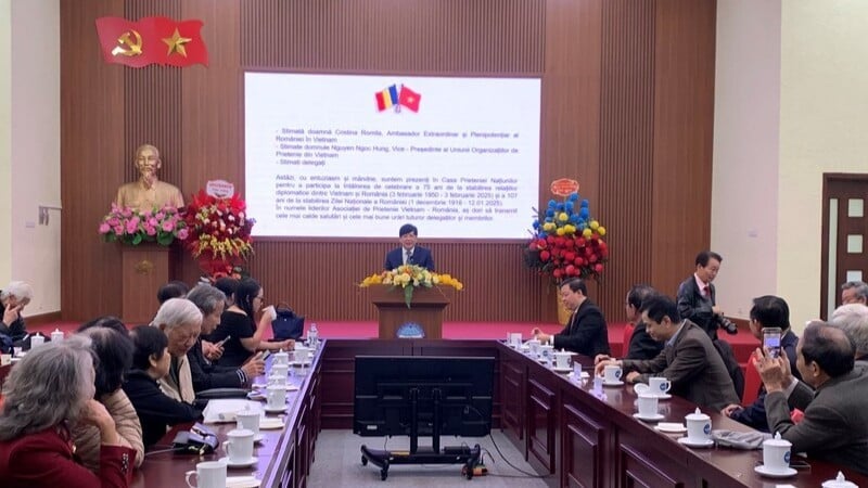 Ordföranden för Vietnam-Rumäniens vänskapsförening, Ho Quang Loi, talade vid mötet.