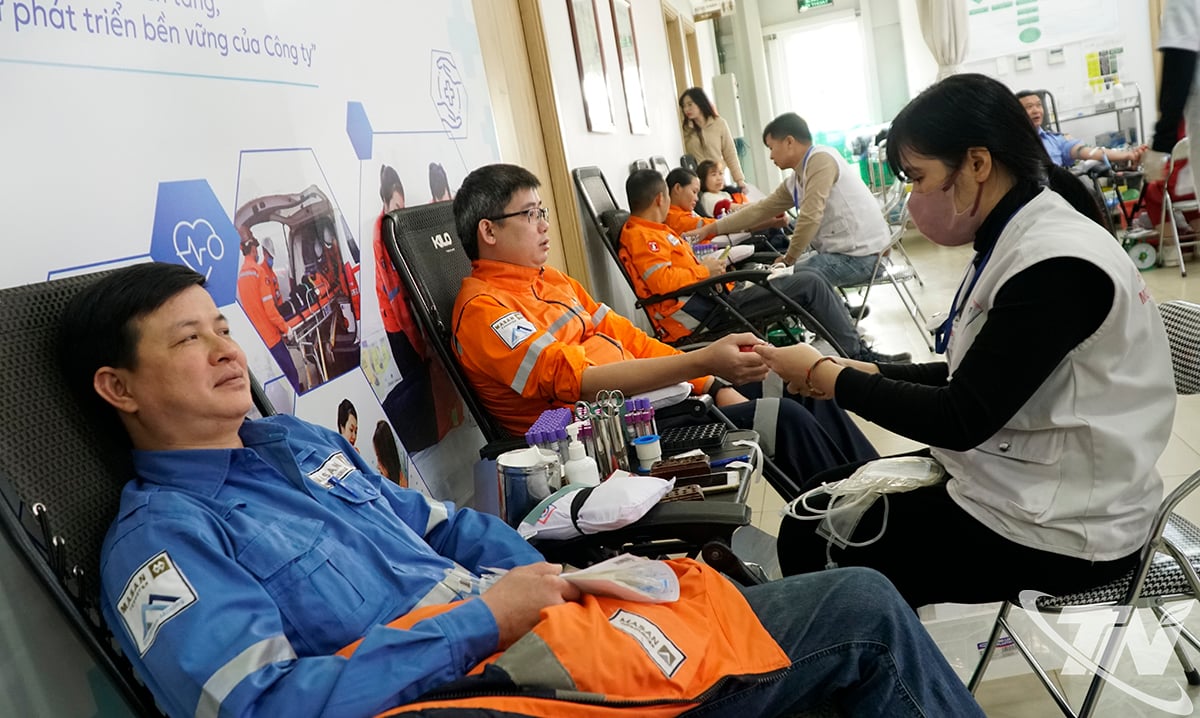 Ledere og ansatte i Nui Phao Mineral Exploitation Company Limited deltar i frivillig bloddonasjon.