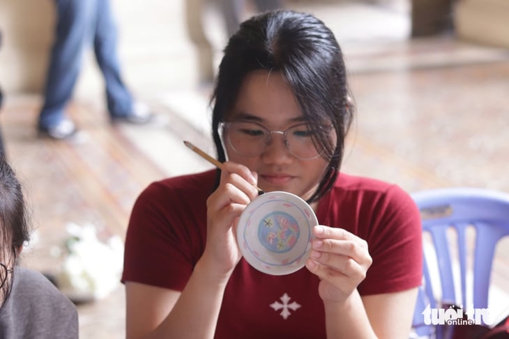 Cuối tuần đến Bảo tàng TP.HCM học trang trí trên gốm miễn phí - Ảnh 2.