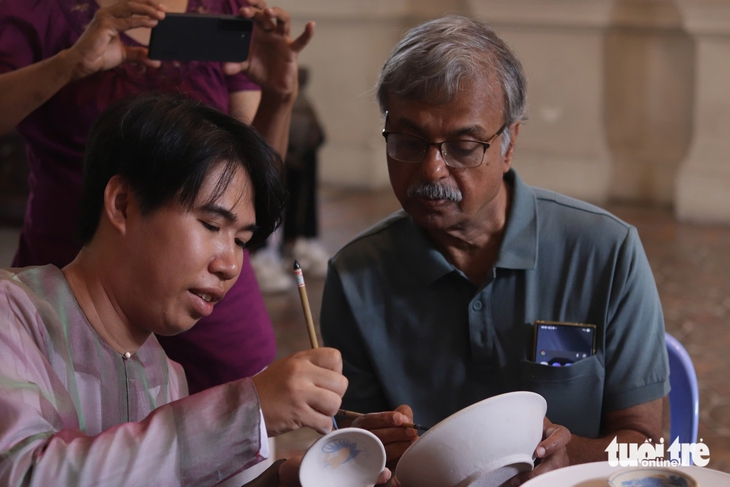 Cuối tuần đến Bảo tàng TP.HCM học trang trí trên gốm miễn phí - Ảnh 3.