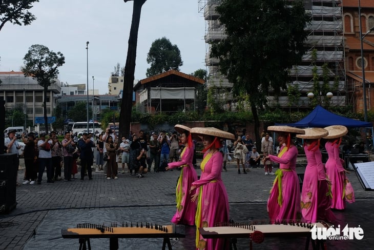 Khách nước ngoài thích thú với giai điệu dân tộc Việt ở Bưu điện TP.HCM - Ảnh 5.