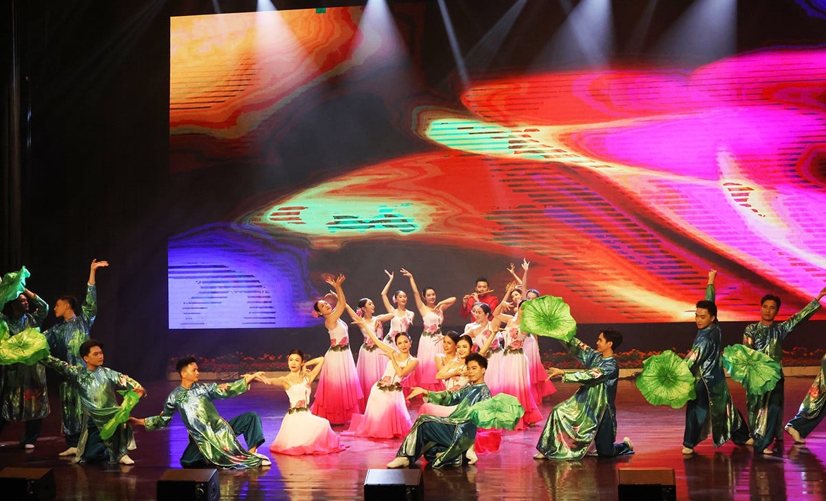 Một tiết mục văn nghệ tại lễ kỷ niệm. (Ảnh: Cổng thông tin điện tử TP.HCM)