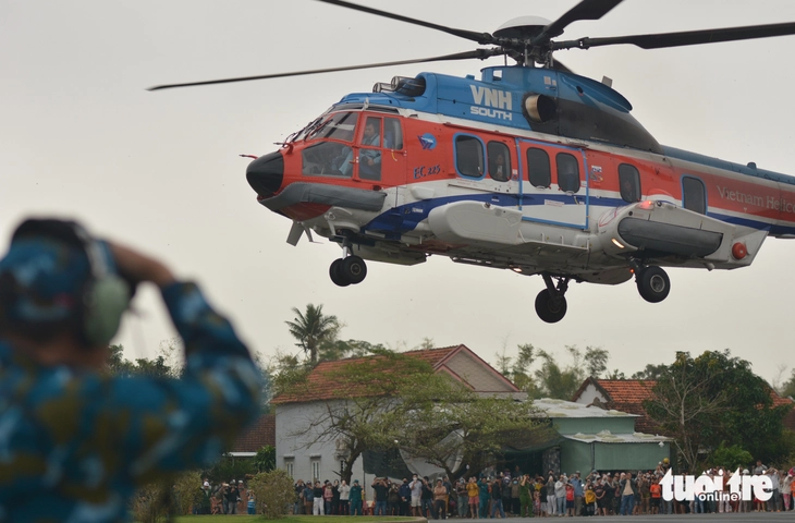 Thủ tướng thăm vùng lũ Phú Yên: Sẽ hỗ trợ tối đa cho người dân tái thiết cuộc sống - Ảnh 1.
