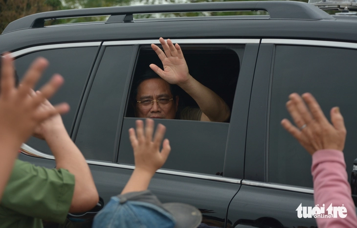 Thủ tướng thăm vùng lũ Phú Yên: Sẽ hỗ trợ tối đa cho người dân tái thiết cuộc sống - Ảnh 6.