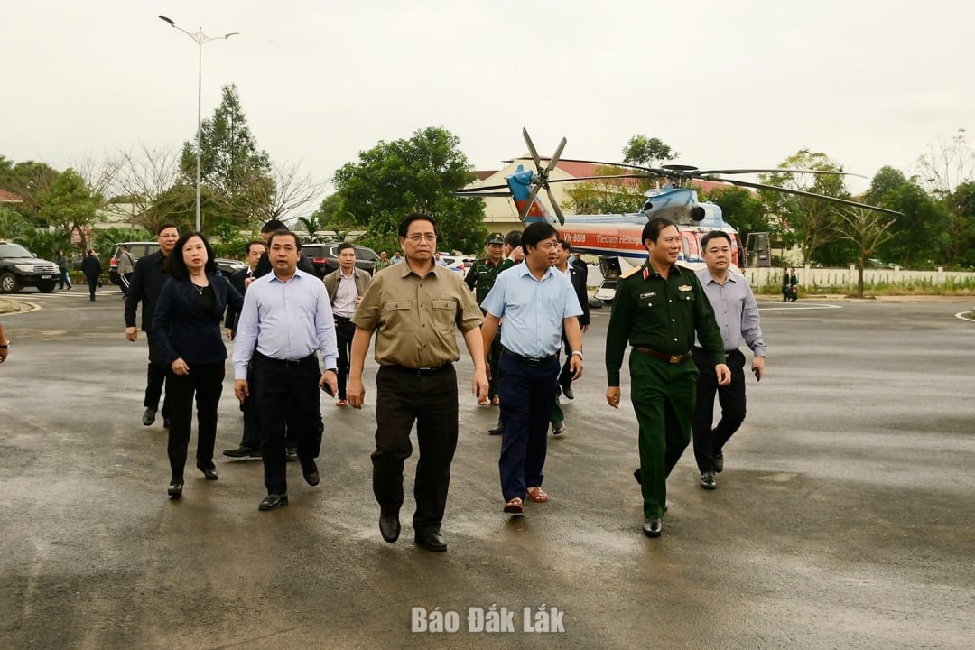 هیئت کاری مرکزی به رهبری نخست وزیر فام مین چین با مردم کمون تای هوا دیدار کرد.