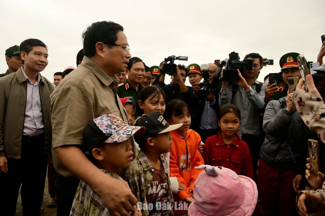 نخست وزیر فام مین چین نگران مسئله تثبیت آموزش برای دانش آموزان پس از سیل است.
