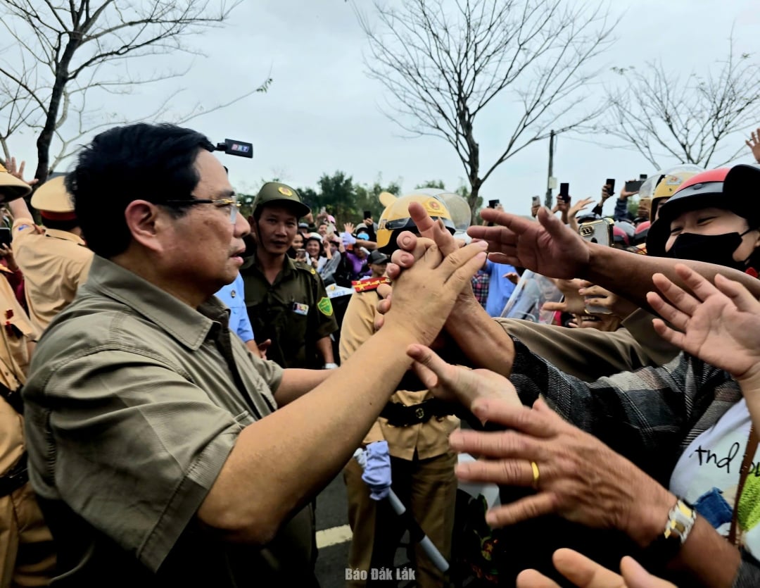 نخست وزیر فام مین چین از مردم کمون تای هوآ که در اثر سیل آسیب دیده بودند، بازدید و به آنها دلگرمی داد.