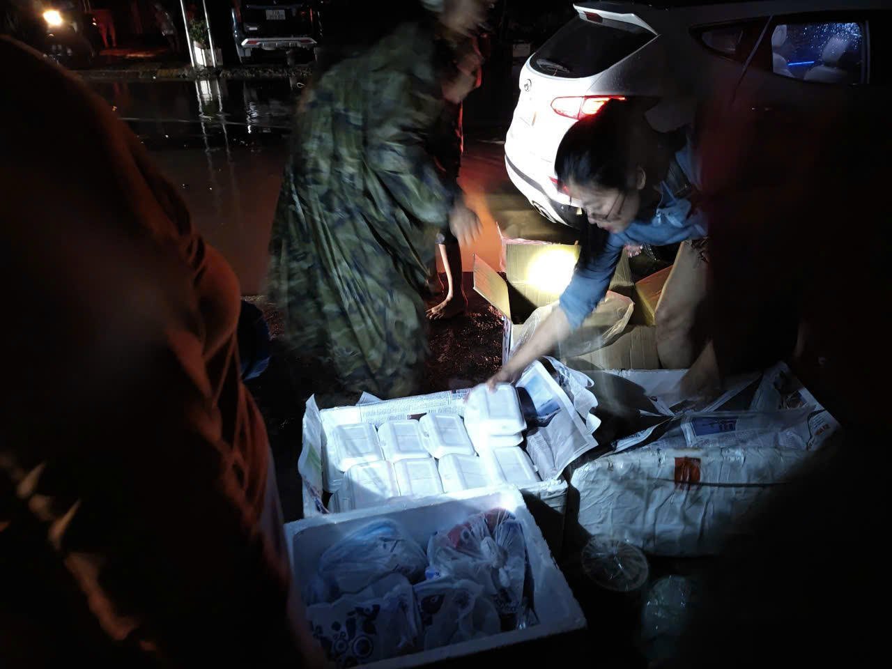 Reportéři PLVN v noci 20. listopadu uvařili a rozdali lidem v zaplavených oblastech teplé obědové boxy.