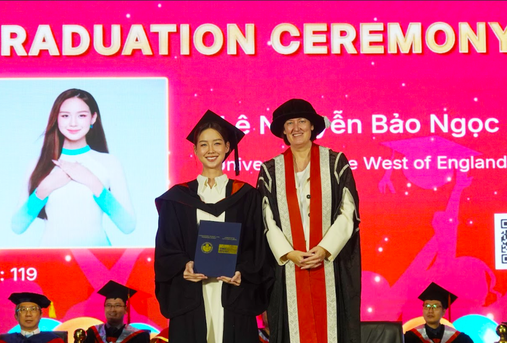 1.86 m boyundaki güzellik kraliçesi, rüzgar gibi İngilizce konuşuyor, mükemmel mezuniyet sertifikası alıyor - 1