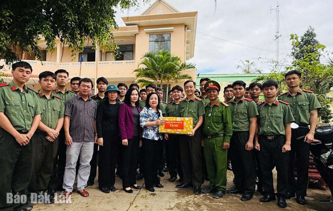Kawan Cao Thi Hoa An, Wakil Sekretaris Tetap Komite Partai Provinsi, Ketua Dewan Rakyat Provinsi mengunjungi dan memberi semangat kepada para pemimpin setempat dan pasukan polisi yang bertugas untuk mengatasi dampak banjir di wilayah komune Tuy An Tay.