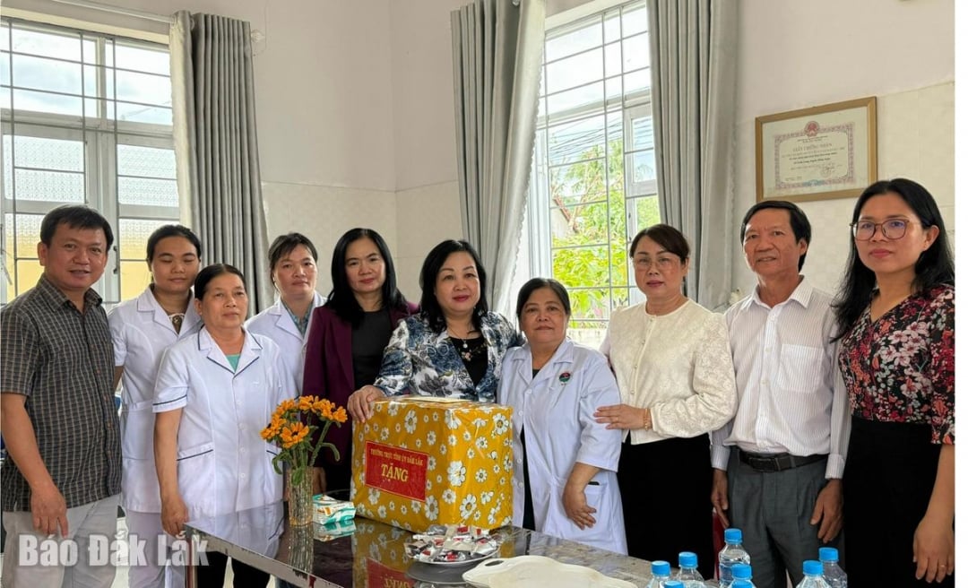 Kamerad Cao Thi Hoa An, Wakil Sekretaris Tetap Komite Partai Provinsi, Ketua Dewan Rakyat Provinsi mengunjungi dan memberi semangat kepada tim medis di Stasiun Medis Xuan Long.