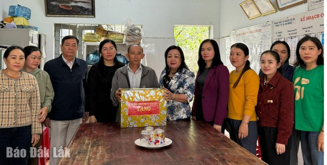 Kawan Cao Thi Hoa An, Wakil Sekretaris Tetap Komite Partai Provinsi, Ketua Dewan Rakyat Provinsi mengunjungi dan memberi semangat kepada tim medis di Stasiun Medis An Nghiep.