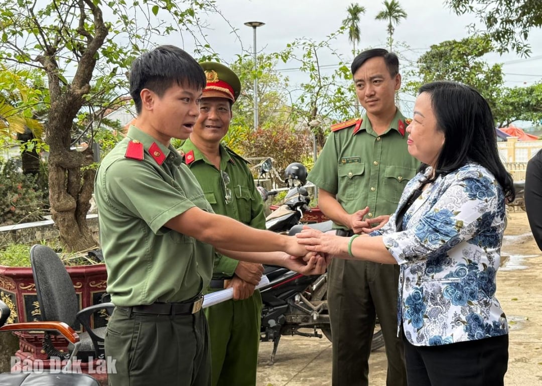 Kawan Cao Thi Hoa An, Wakil Sekretaris Tetap Komite Partai Provinsi, Ketua Dewan Rakyat Provinsi memberi semangat kepada mahasiswa Universitas Keamanan Rakyat Kota Ho Chi Minh yang berpartisipasi dalam pekerjaan bantuan banjir di komune Tuy An Tay.