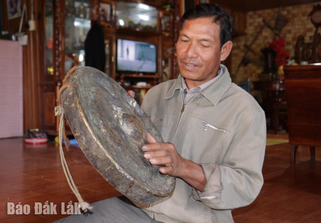 مسٹر Y Dem Byă - ڈان گاؤں کے ایک معزز شخص - گونگوں کو اپنی زندگی کا خزانہ سمجھتے ہیں۔