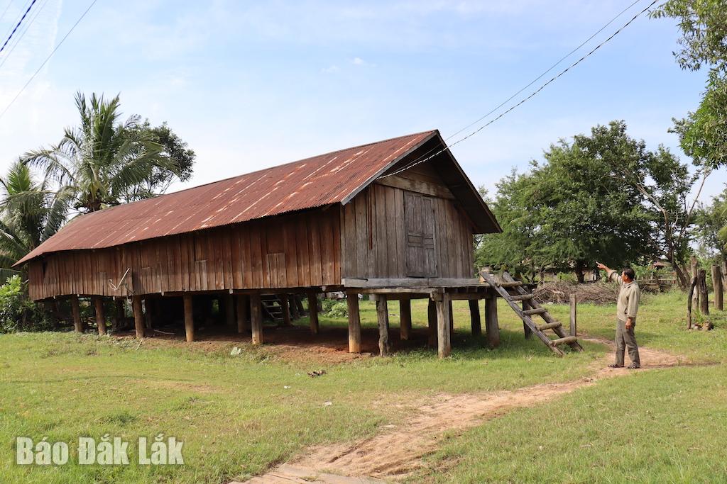 بوون ڈان (Buon Don commune) میں روایتی لمبے گھروں کو دیکھنا مشکل نہیں ہے۔