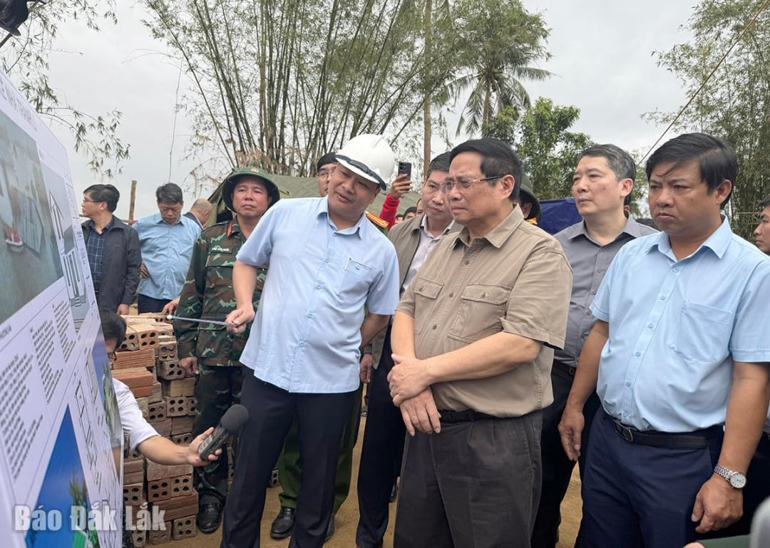 นายกรัฐมนตรีฝ่าม มิญ จิญ รับฟังรายงานเกี่ยวกับการออกแบบที่พักพิงสำหรับผู้ประสบภัยน้ำท่วมเมื่อเร็วๆ นี้ ภาพโดย: H.Nhu