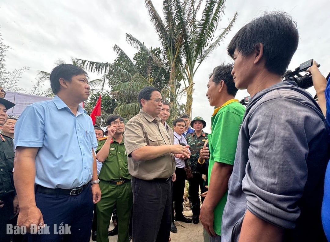 นายกรัฐมนตรีฝ่าม มินห์ จิญ เยี่ยมและให้กำลังใจประชาชนในทีม 3 หมู่บ้านฟู้ฮู ตำบลฮัวถิงห์ ภาพโดย: H.Nhu