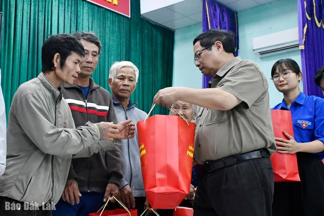 นายกรัฐมนตรีฝ่าม มินห์ จิญ มอบของขวัญแก่ประชาชนในพื้นที่น้ำท่วมของจังหวัดฮว่า ติงห์ ภาพโดย L.Hao