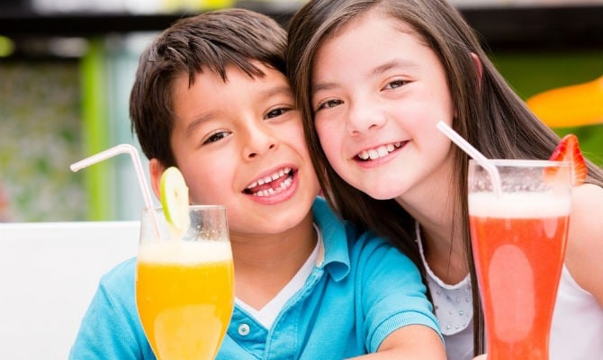 Nước trái cây đóng hộp có cần thiết cho trẻ? | Giác Ngộ Online