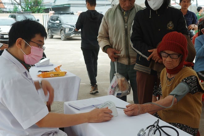 Bệnh viện 19-8 vượt đường khó, trao yêu thương và tủ thuốc đặc biệt cho bà con vùng lũ- Ảnh 1.