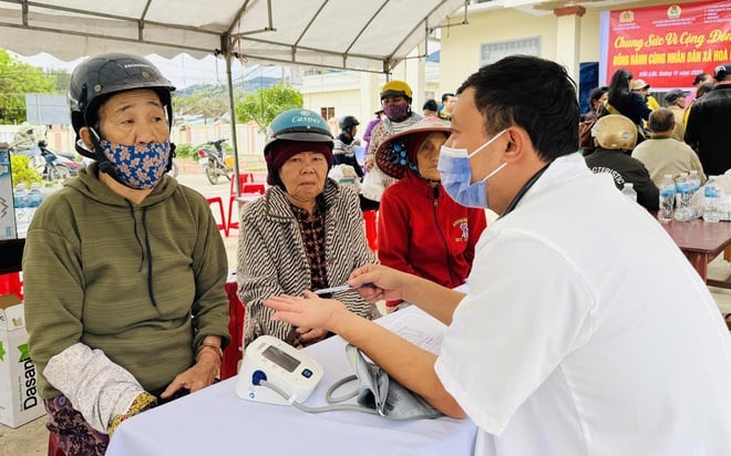 Bệnh viện 19-8 vượt đường khó, trao yêu thương và tủ thuốc đặc biệt cho bà con vùng lũ- Ảnh 2.