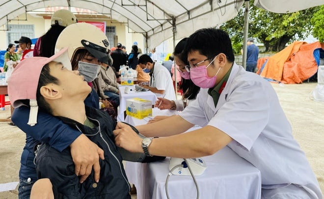 Bệnh viện 19-8 vượt đường khó, trao yêu thương và tủ thuốc đặc biệt cho bà con vùng lũ- Ảnh 4.