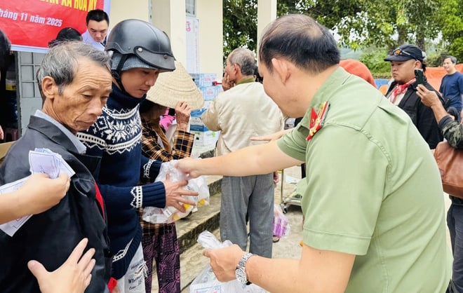 Bệnh viện 19-8 vượt đường khó, trao yêu thương và tủ thuốc đặc biệt cho bà con vùng lũ- Ảnh 6.