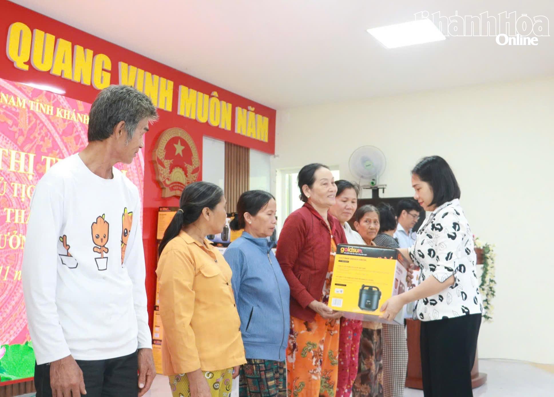 ສະຫາຍ ເຈີ່ນທູໄມ ມອບຂອງຂວັນໃຫ້ປະຊາຊົນຕາແສງ ຮ່ວາຈີ