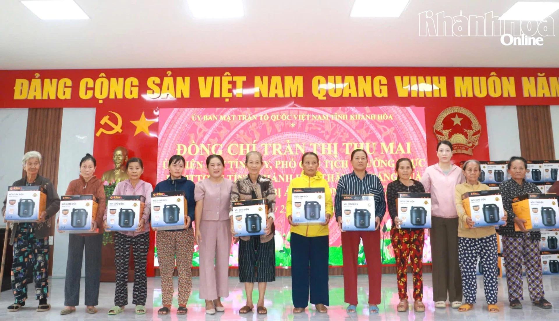 ປະຊາຊົນຕາແສງ ຮ່ວາງຈີ້ ໄດ້ຮັບຂອງຂວັນ