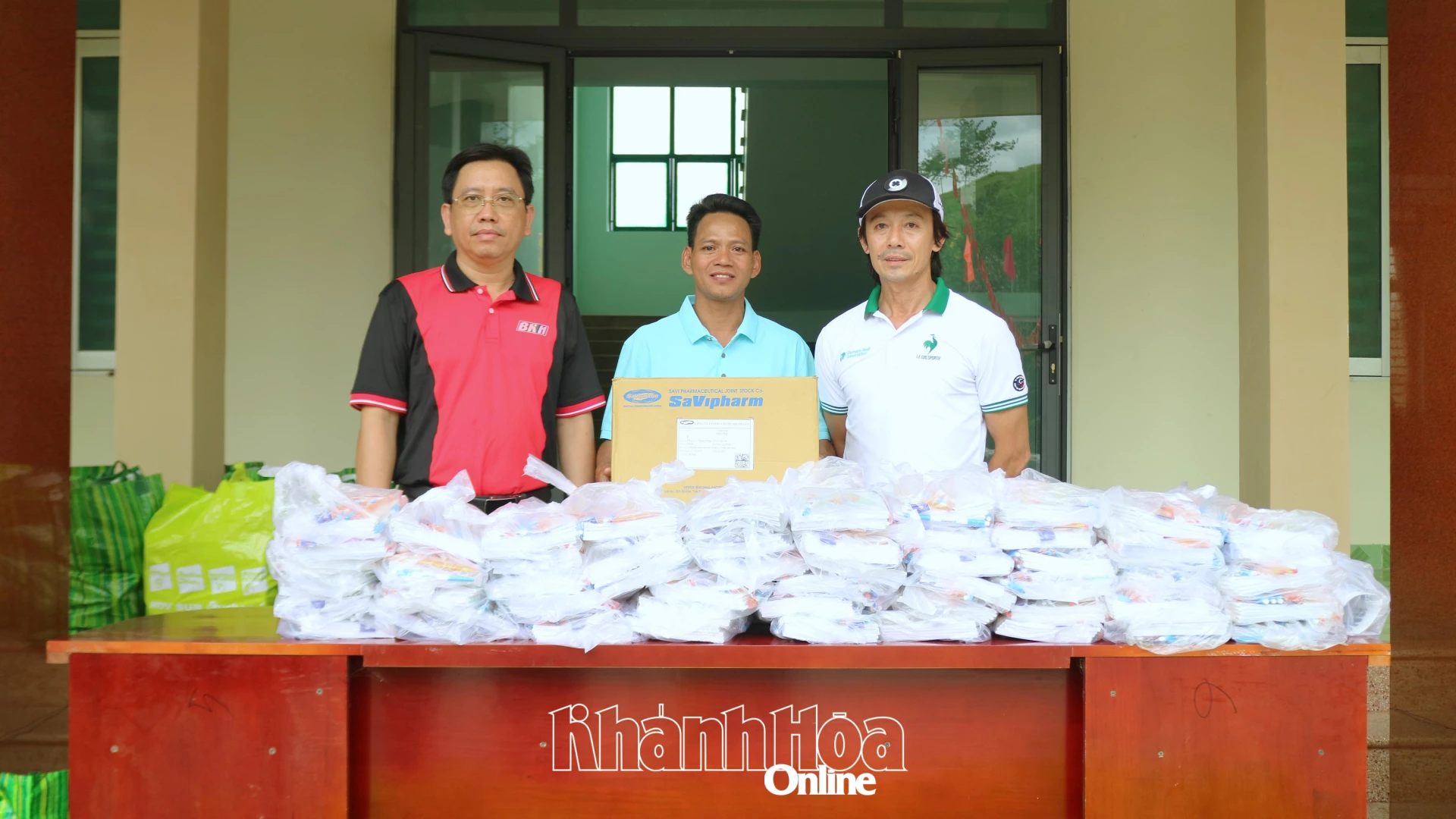 นายกุง ฟูก๊วก รองผู้อำนวยการ หนังสือพิมพ์ วิทยุกระจายเสียง และโทรทัศน์ Khanh Hoa และหน่วยงานที่เกี่ยวข้อง มอบยาและอุปกรณ์การเรียนให้กับผู้แทนจากตำบล Tây Khanh Vinh