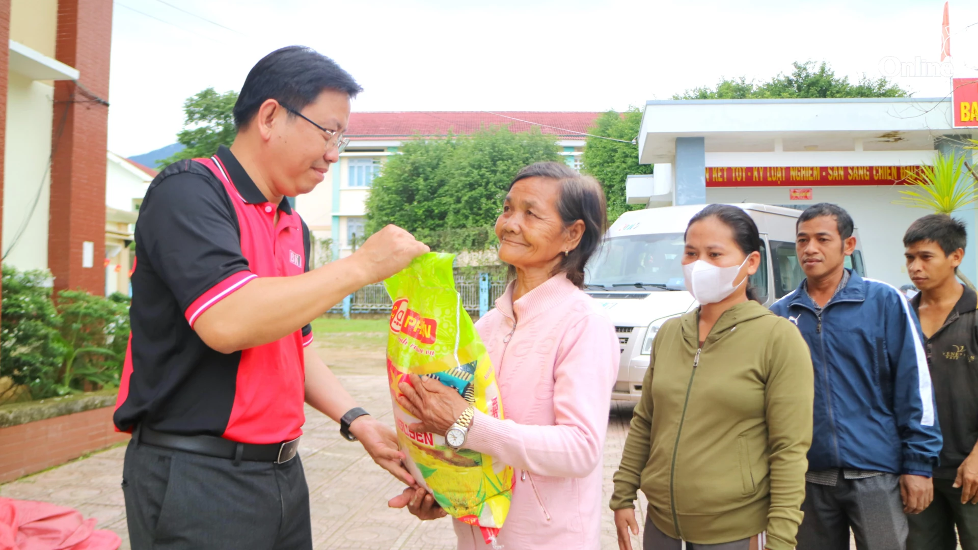 ผู้นำหนังสือพิมพ์ วิทยุ และโทรทัศน์ Khanh Hoa มอบของขวัญเพื่อช่วยเหลือประชาชน