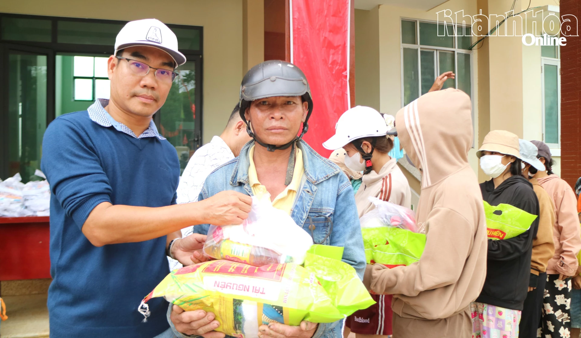 ตัวแทนสมาคมกอล์ฟ Khanh Hoa มอบของขวัญเพื่อช่วยเหลือผู้ได้รับผลกระทบจากน้ำท่วมในตำบล Tây Khanh Vinh