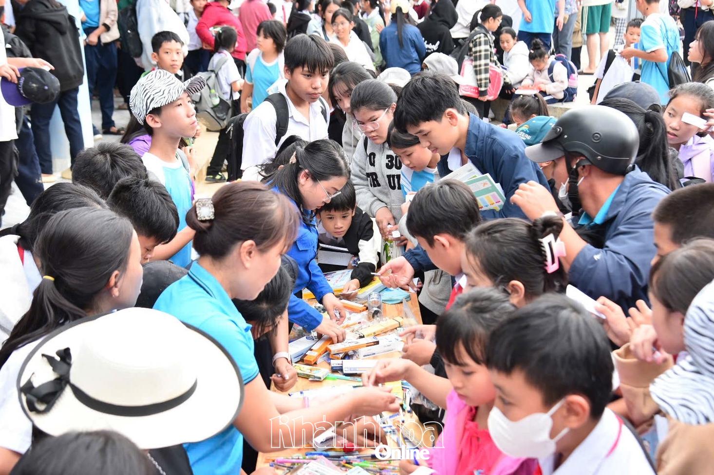 많은 팀원과 학생들이 무료로 학교용품, 공책 등을 받았습니다.
