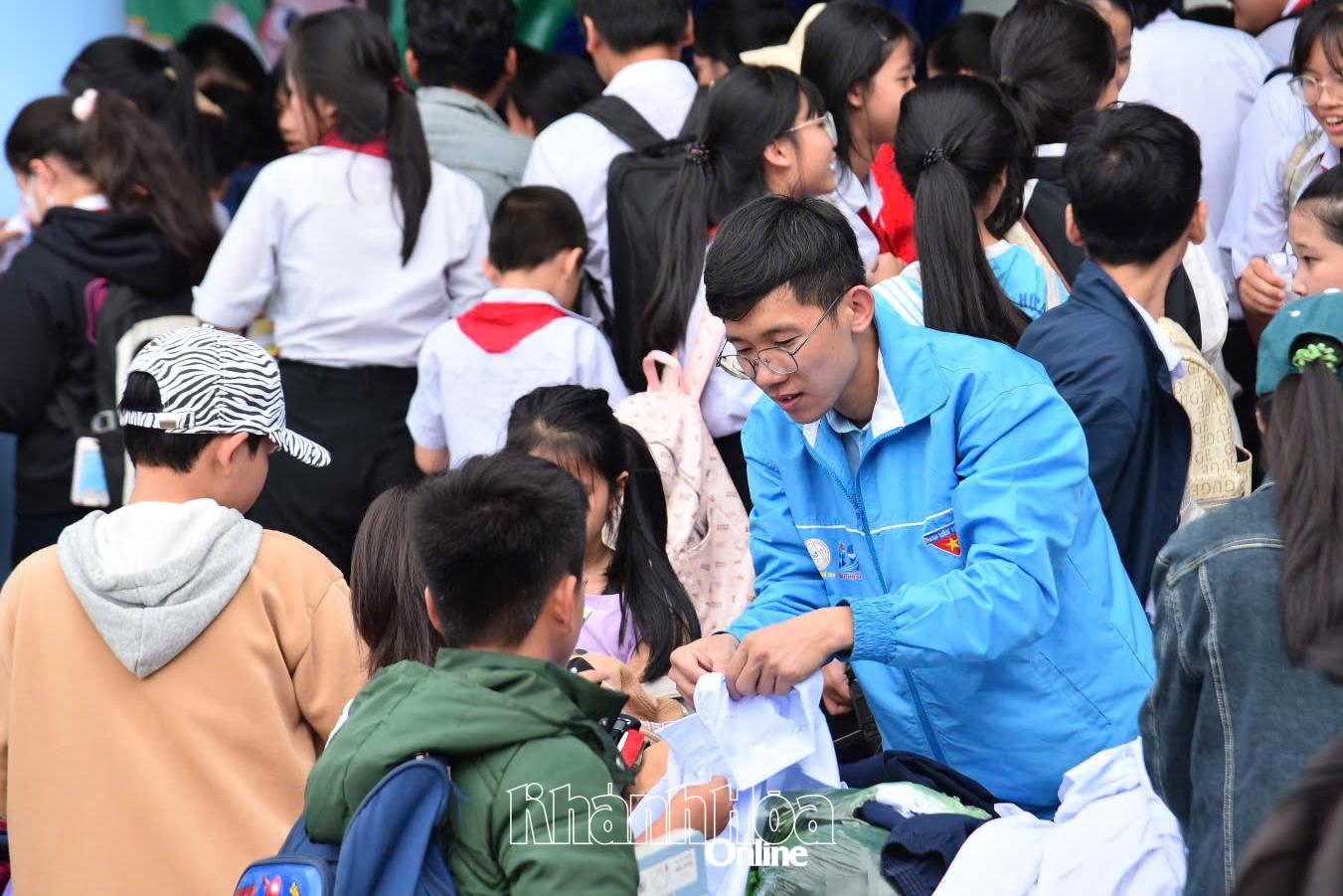 학생들은 무료로 교복을 받습니다.