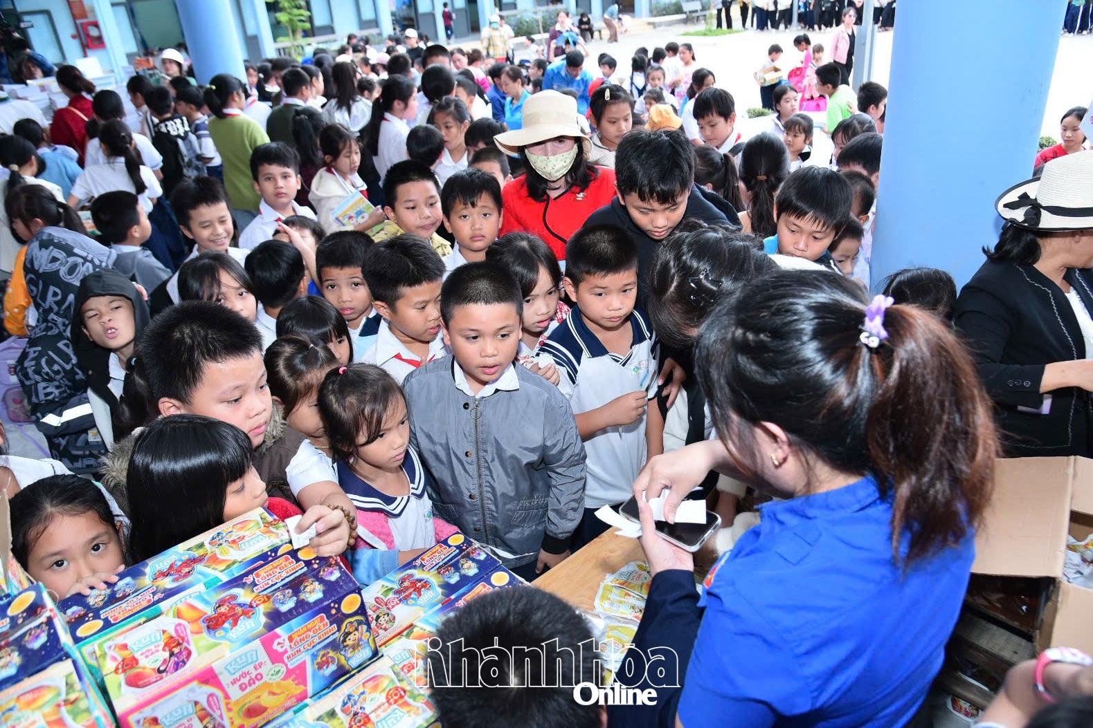 이 프로그램에는 많은 팀원과 학생들이 참여했습니다.