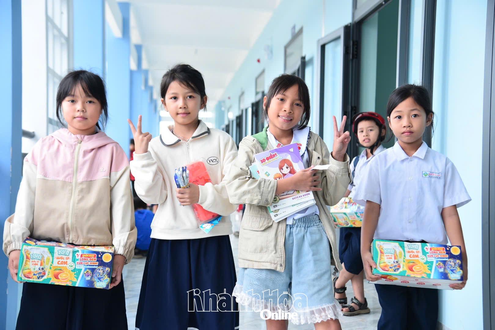 학생들은 받은 선물에 매우 기뻐했습니다.