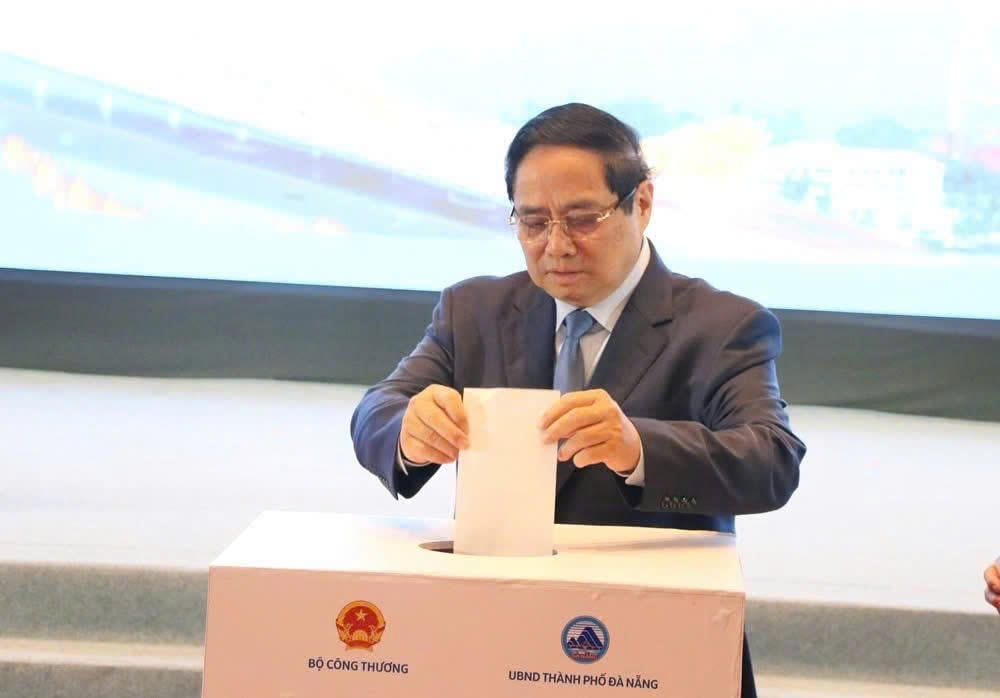 팜 민 찐 총리가 자연재해로 피해를 입은 사람들을 지원하고 있다. 사진: T. Thanh