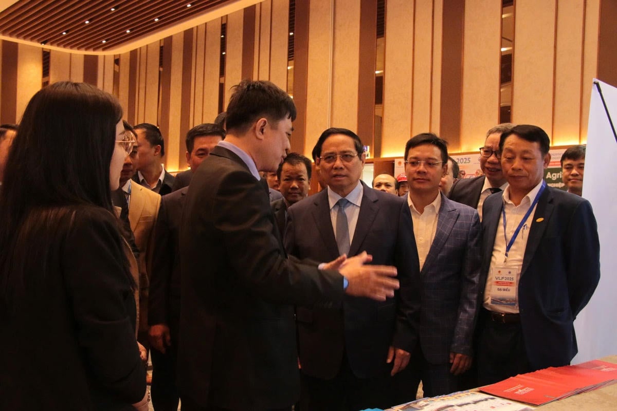 팜 민 찐 총리(가운데)가 다낭에서 열린 물류 포럼 2025에서 대표단과 이야기를 나누고 있다. 사진: C. Dai.