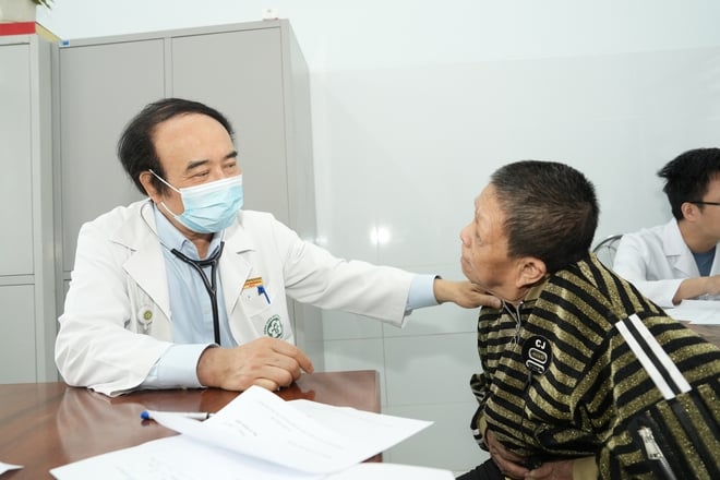 박마이 병원 의사들이 다크락족에게 의료 지원과 나눔을 제공하고 있습니다 - 사진 3. Thầy thuốc Bệnh viện Bạch Mai mang hỗ trợ y tế và sự sẻ chia đến với bà con Đắk Lắk- Ảnh 3.