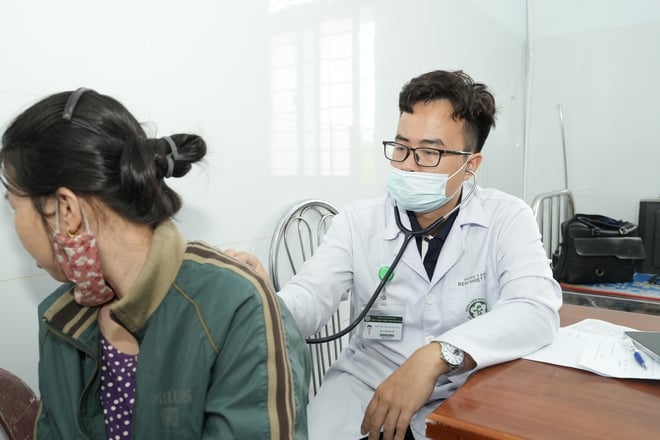 박마이 병원 의사들이 다크락족에게 의료 지원과 나눔을 제공하고 있습니다 - 사진 5. Thầy thuốc Bệnh viện Bạch Mai mang hỗ trợ y tế và sự sẻ chia đến với bà con Đắk Lắk- Ảnh 5.