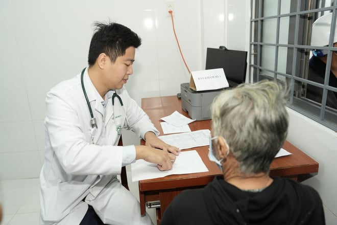 박마이 병원 의사들이 다크락족에게 의료 지원과 나눔을 제공하고 있습니다 - 사진 6. Thầy thuốc Bệnh viện Bạch Mai mang hỗ trợ y tế và sự sẻ chia đến với bà con Đắk Lắk- Ảnh 6.