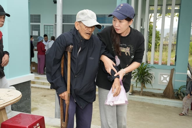 박마이 병원 의사들이 다크락족에게 의료 지원과 나눔을 제공하고 있습니다 - 사진 8. Thầy thuốc Bệnh viện Bạch Mai mang hỗ trợ y tế và sự sẻ chia đến với bà con Đắk Lắk- Ảnh 8.