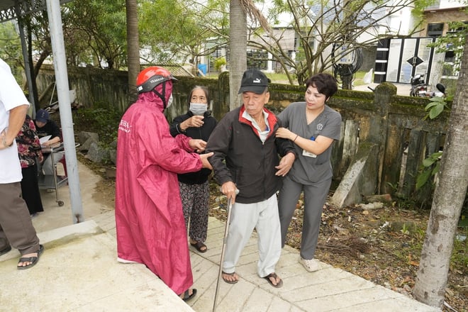 박마이 병원 의사들이 다크락족에게 의료 지원과 나눔을 제공하고 있습니다 - 사진 9. Thầy thuốc Bệnh viện Bạch Mai mang hỗ trợ y tế và sự sẻ chia đến với bà con Đắk Lắk- Ảnh 9.