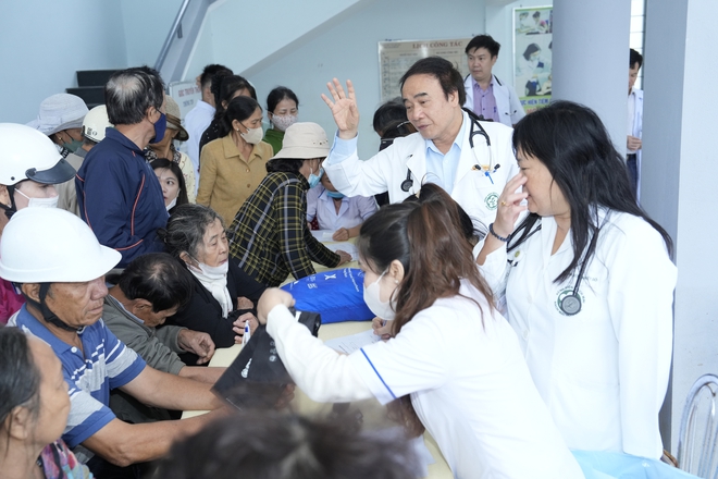 박마이 병원 의사들이 다크락족에게 의료 지원과 나눔을 제공하고 있습니다 - 사진 10. Thầy thuốc Bệnh viện Bạch Mai mang hỗ trợ y tế và sự sẻ chia đến với bà con Đắk Lắk- Ảnh 10.