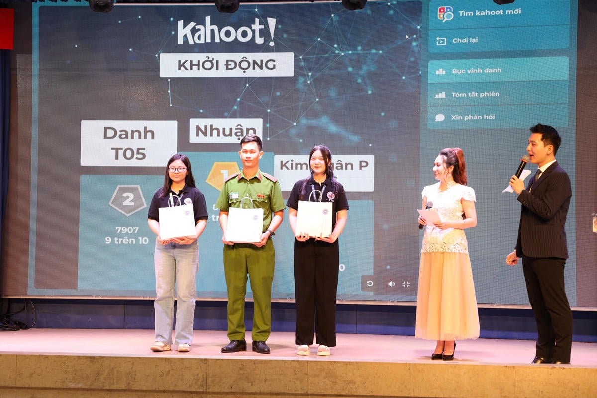 Az „Útvonalon való közlekedésre vonatkozó törvények megismerése” online verseny díjátadó ünnepsége. Fotó: Kim Sang.