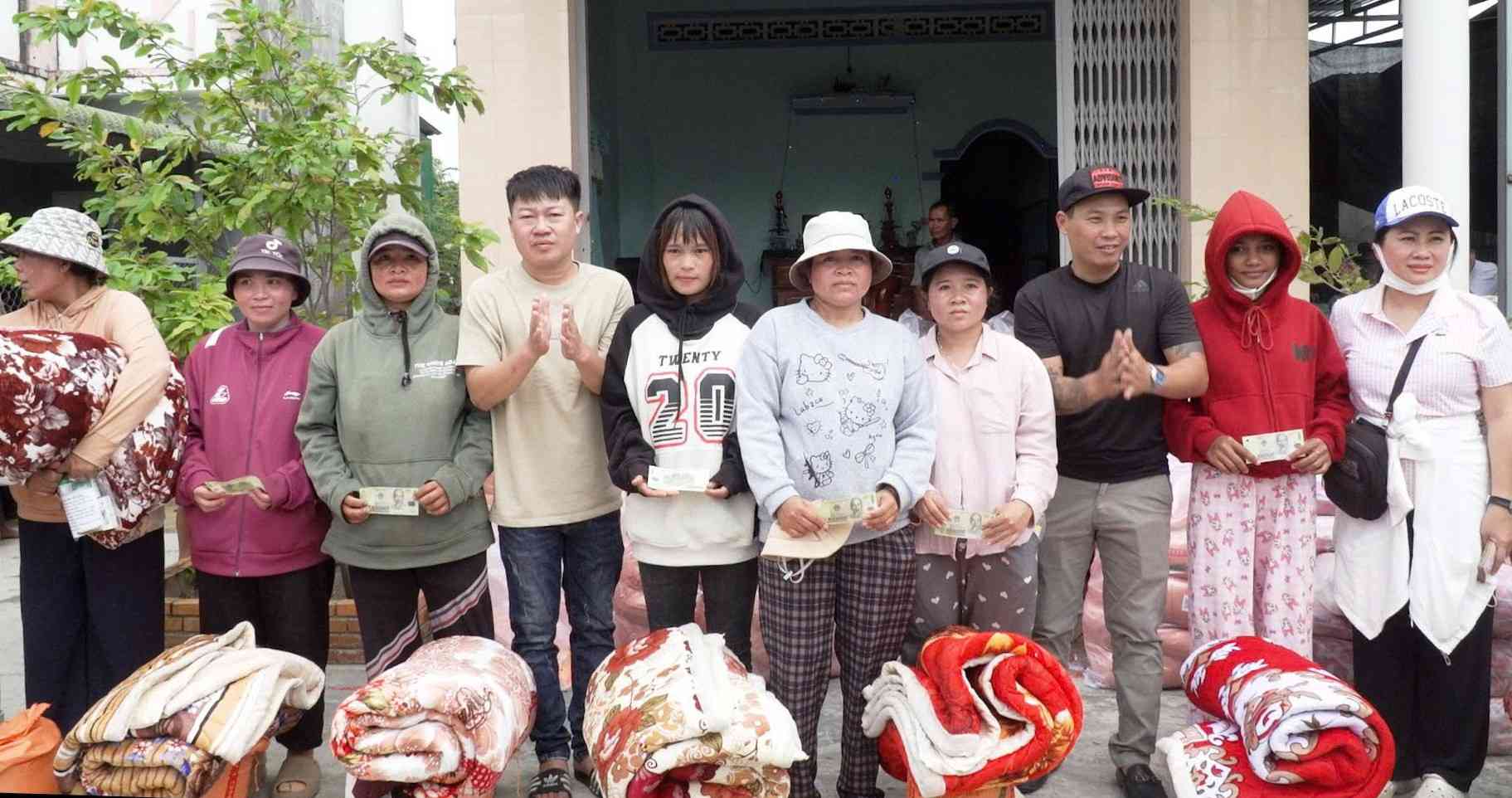 A Cam Ranh Ward Front és az Északi Önkéntes Klubok ajándékokkal támogatták a Phuc Son Lakócsoport tagjait.